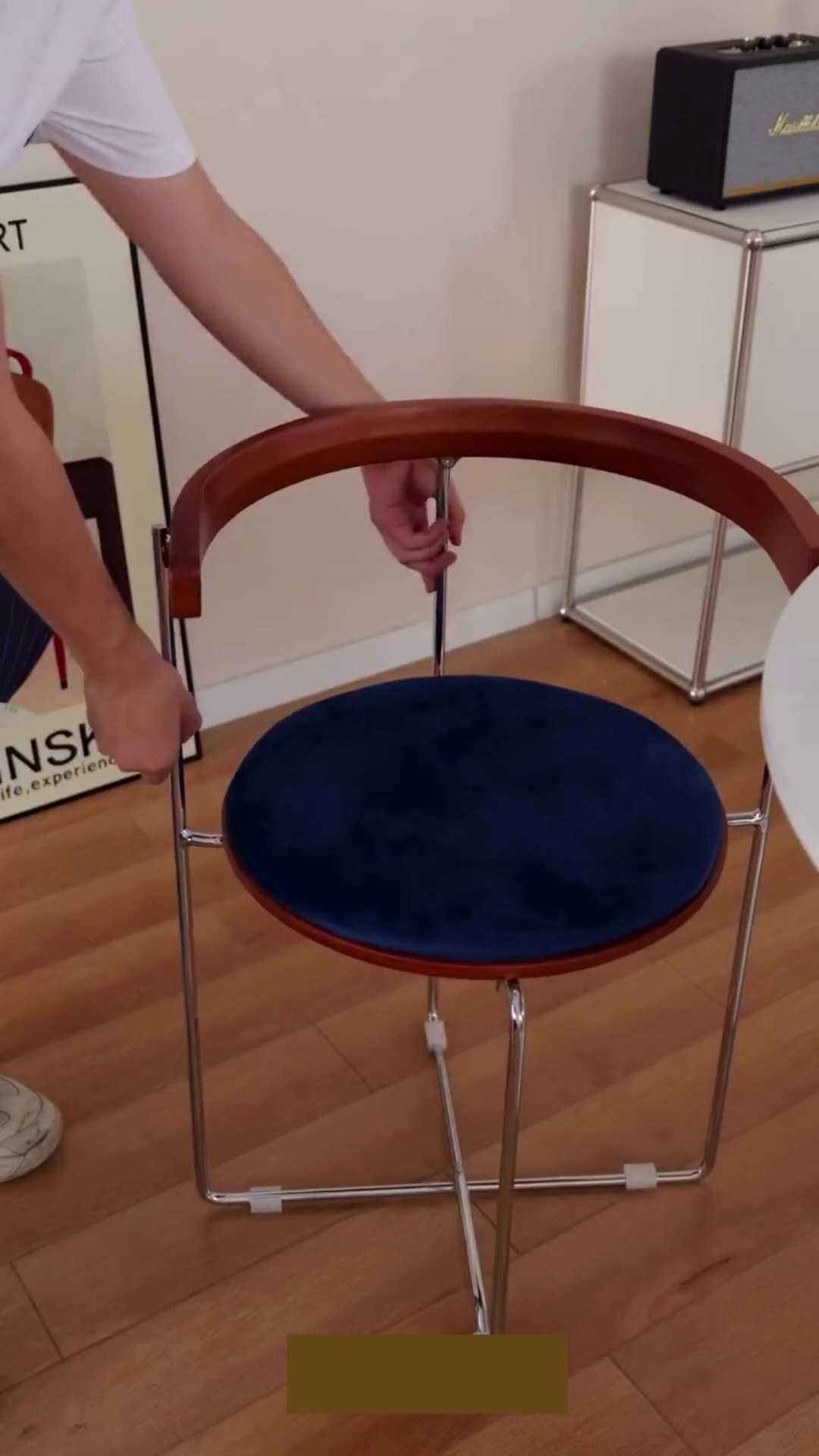 Chaise pliante d&eacute;pli&eacute;e : dossier bois massif incurv&eacute;, assise velours bleu nuit, structure chrom&eacute;e