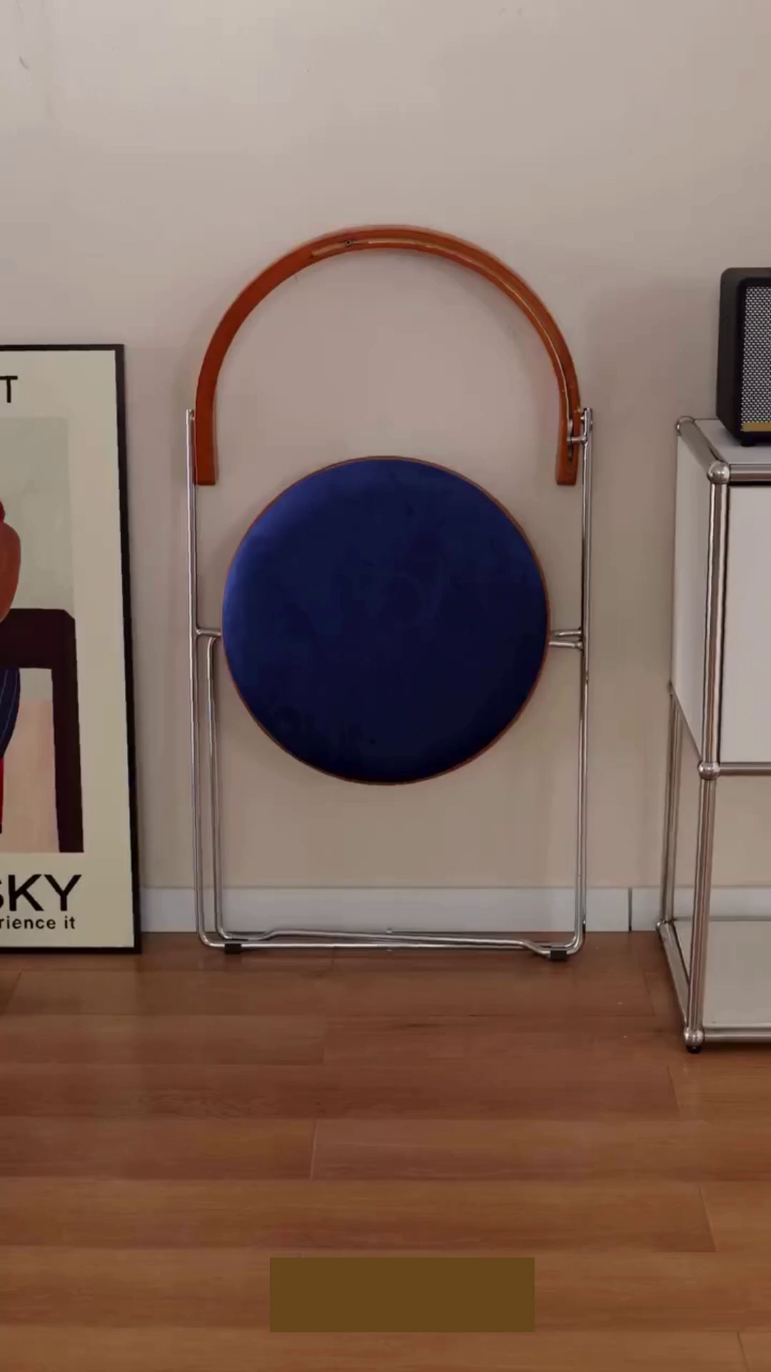 Install&eacute; au bureau sur la chaise pliante : confort d'une vraie chaise